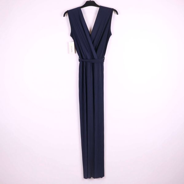 Baksidan av mörkblå plisserad ärmlös jumpsuit på galge