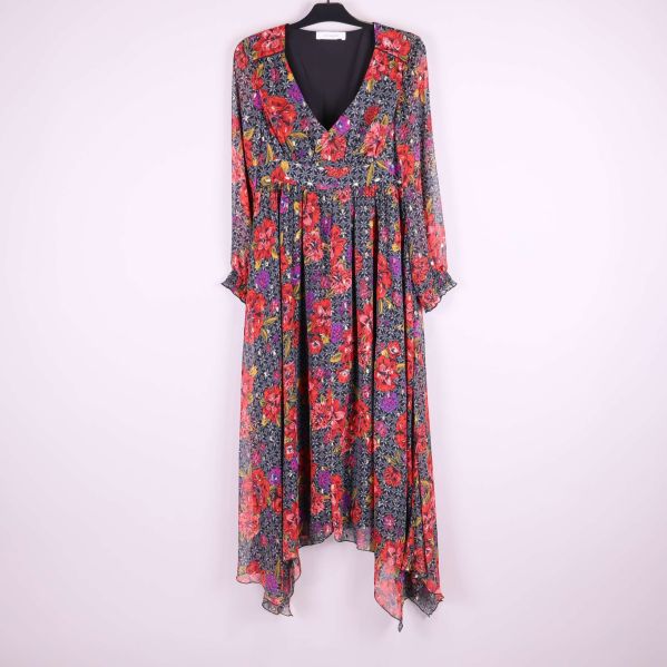 Lång ärmklänning med asymmetrisk fåll och blommigt mönster framtill