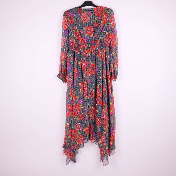 Baksidan av lång klänning med blommigt mönster och draperad fåll