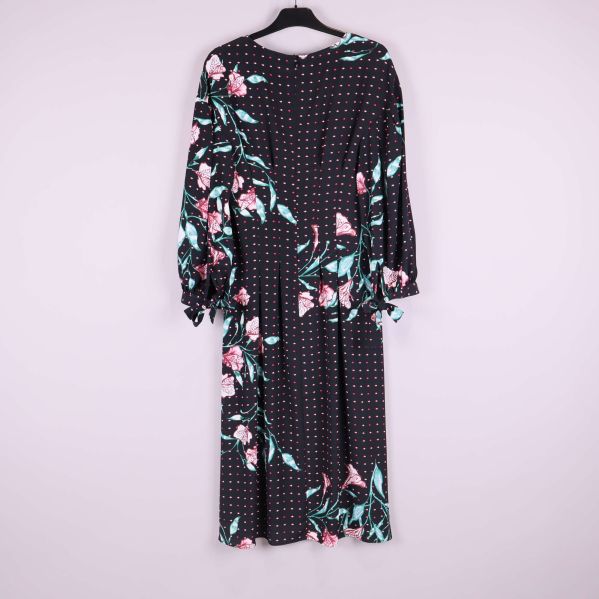 Blommig klänning visad bakifrån