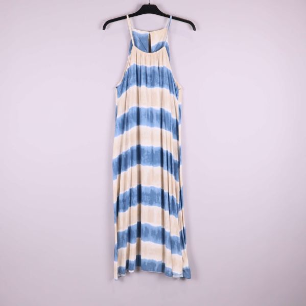 Lång batikmönstrad klänning med blå och beige ränder hängande på galge
