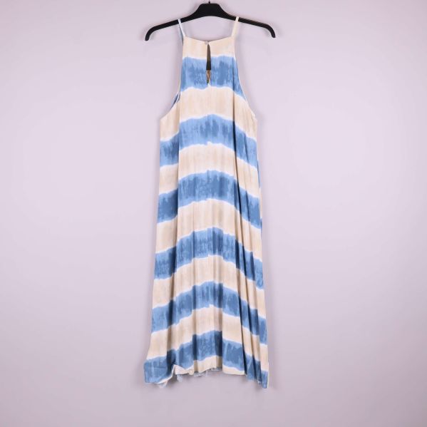 Baksidan på lång klänning med blåa och beigea batikränder