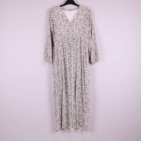 Lång klänning med grafiskt mönster framifrån på galge