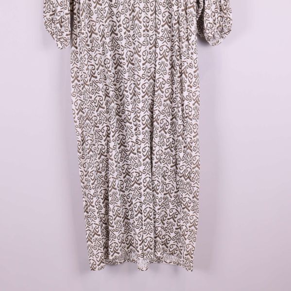 Närbild på klänningens nederdel och tygstruktur