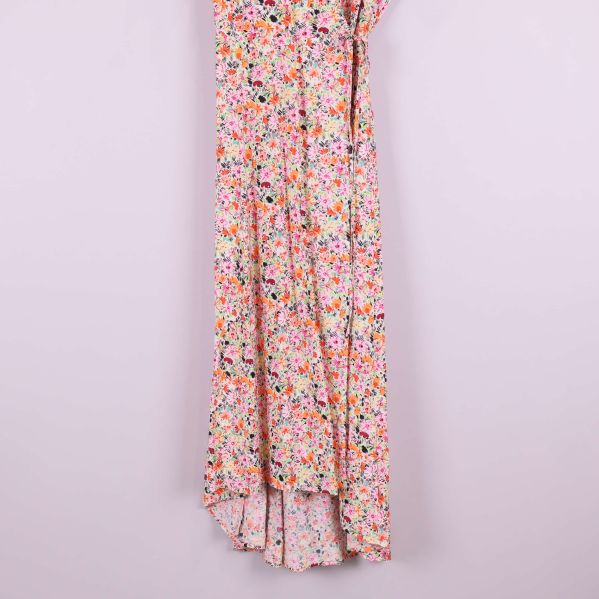 Närbild på nederdelen av lång blommig maxiklänning