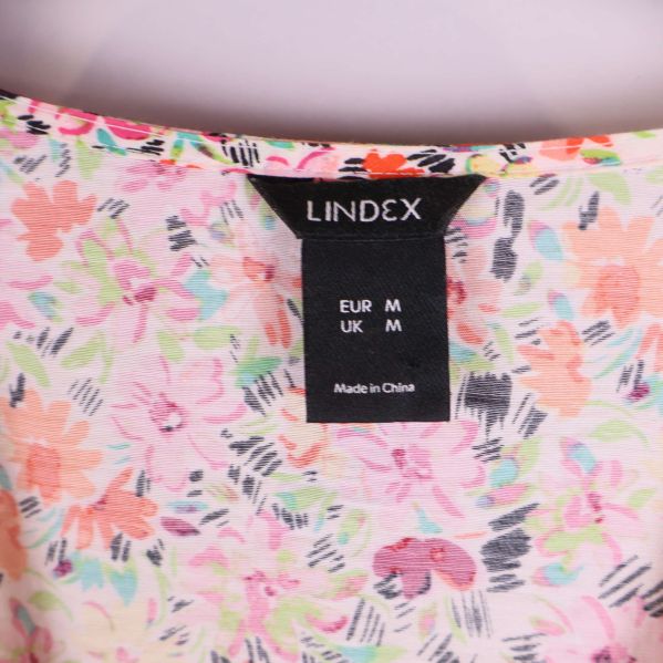 Närbild av lapp med varumärket Lindex och storlek M