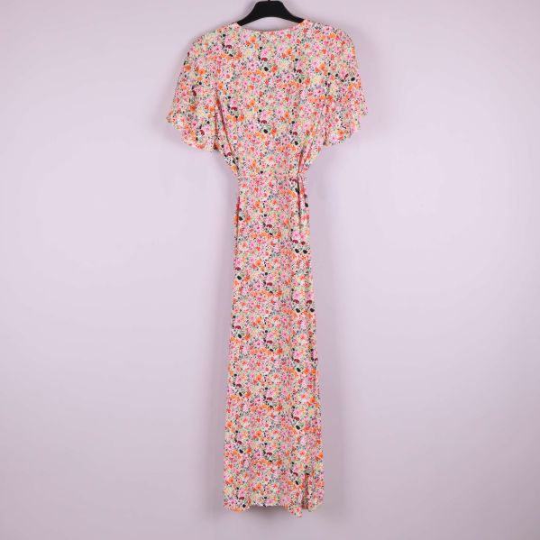 Blommig maxiklänning fotograferad bakifrån på galge