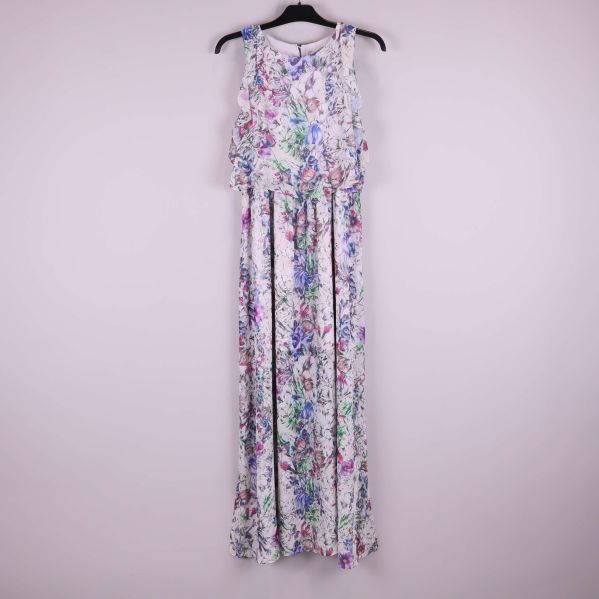 Blommig långklänning hängande mot ljus bakgrund