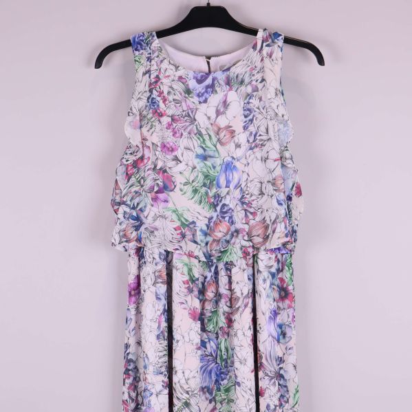 Närbild på överdel och volangdetaljer på klänningens framsida