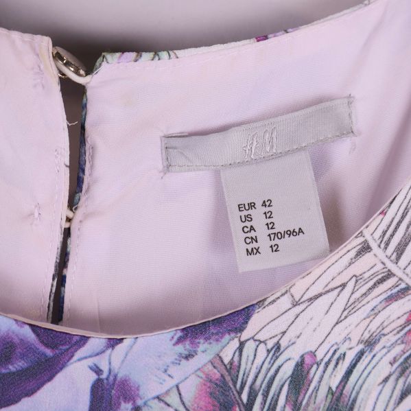Storleksetikett i nacken visar EUR 42 och H&M logga