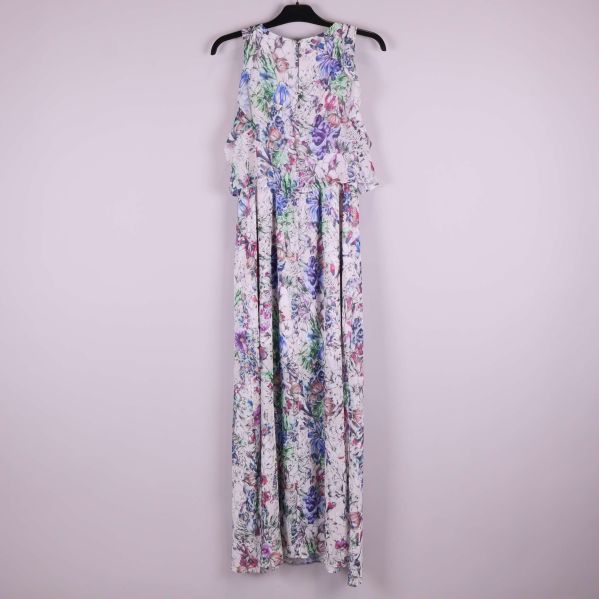 Baksidan av blommig långklänning på galge