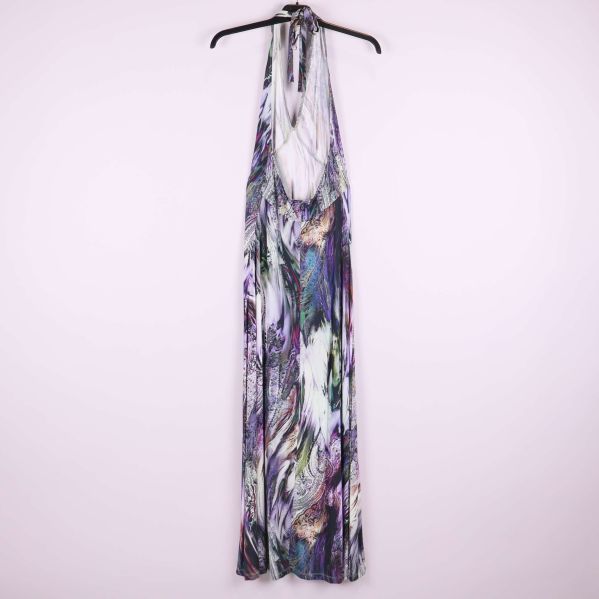 Långklänning baksida med öppet ryggparti och abstrakt mönster