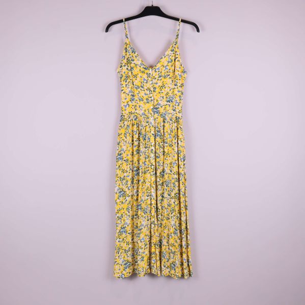Framifrån helbild på midilång, gulblommig klänning med smala axelband