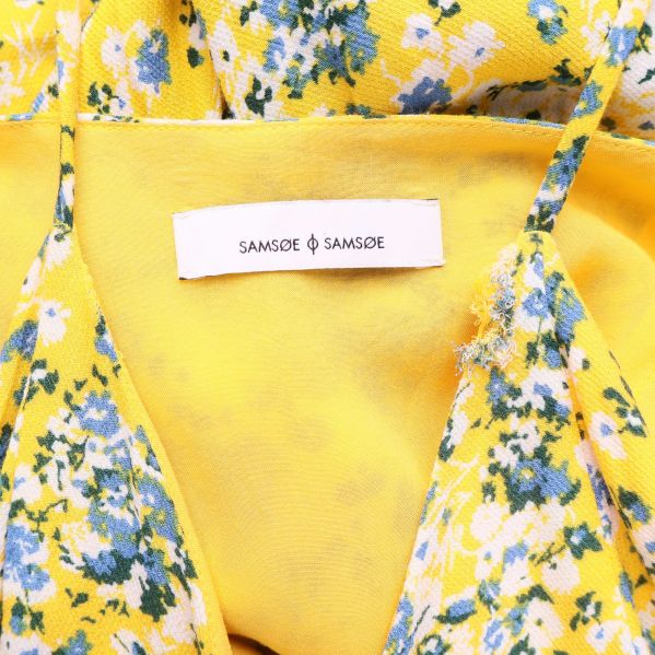 Närbild på innertyg och samsøe samsøe logotypetikett