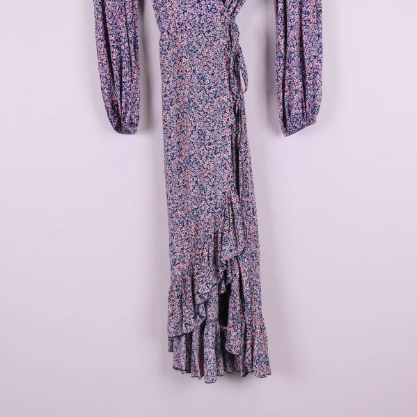 Närbild på volangdetaljer nedtill på klänningen