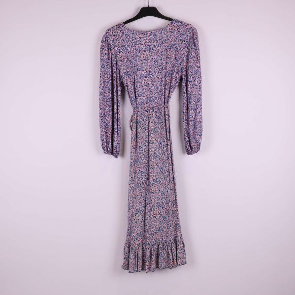 Baksidan på långärmad klänning med volangkant och knytband