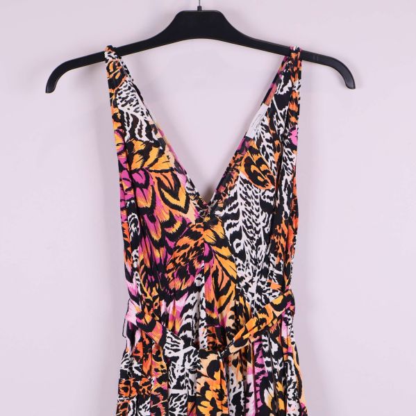 Närbild av klänningens djupa V-ringning