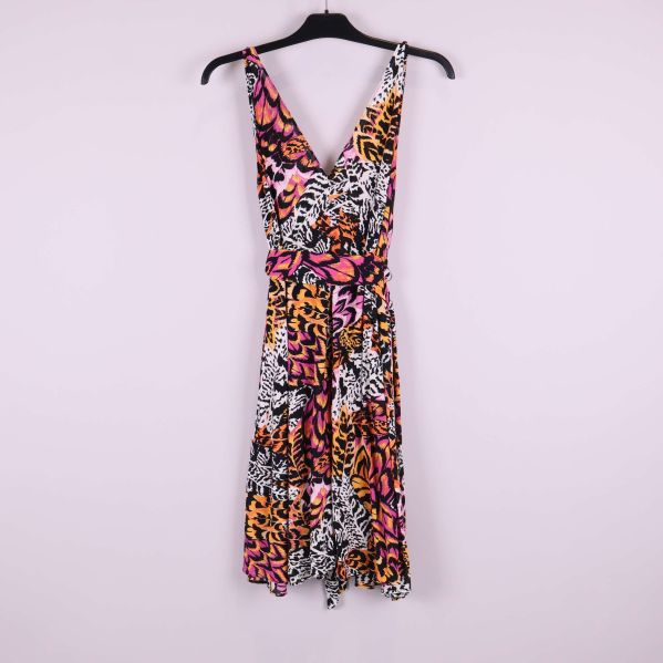 Baksida av mönstrad klänning