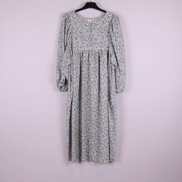 Helbild på lång blommig klänning med långa ärmar