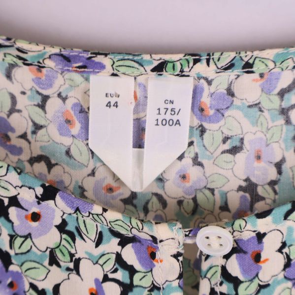 Storleksetikett visar EU 44 på blommig klänning