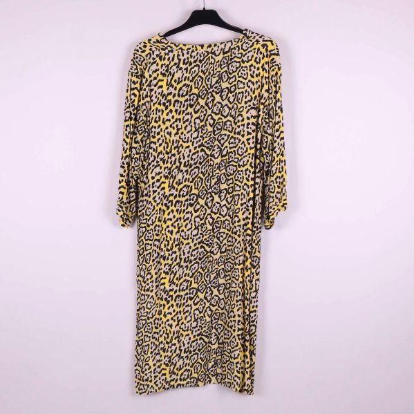 Baksida av leopardmönstrad klänning i gult och svart
