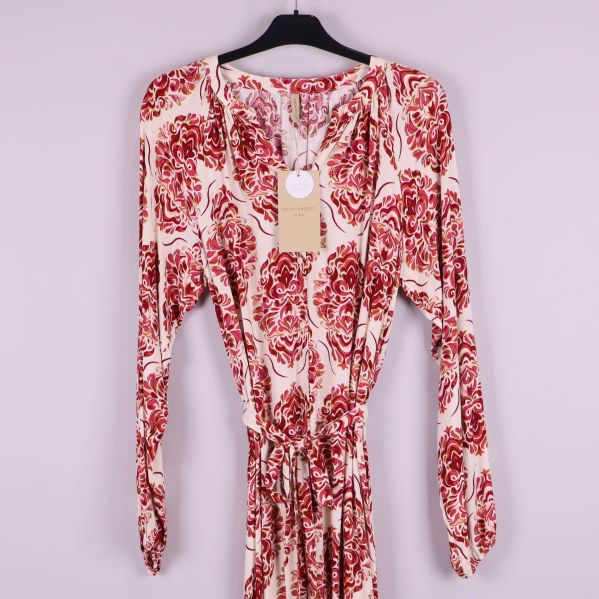 Detaljerad vy av klänningens övre del och mönster