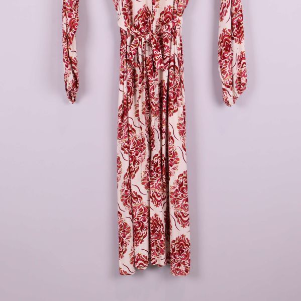 Närbild av klänningens nederdel med knytband