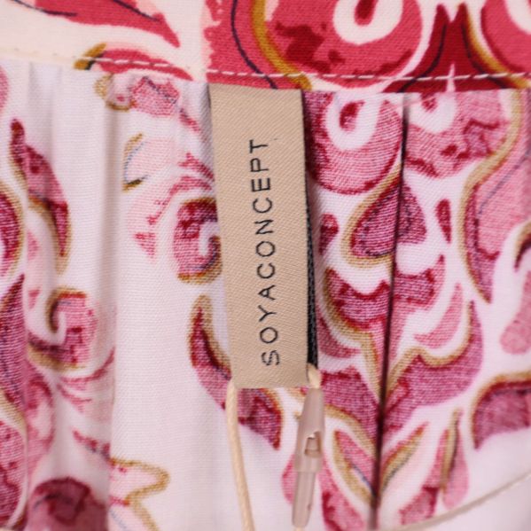 Närbild av etikett inuti klänningen