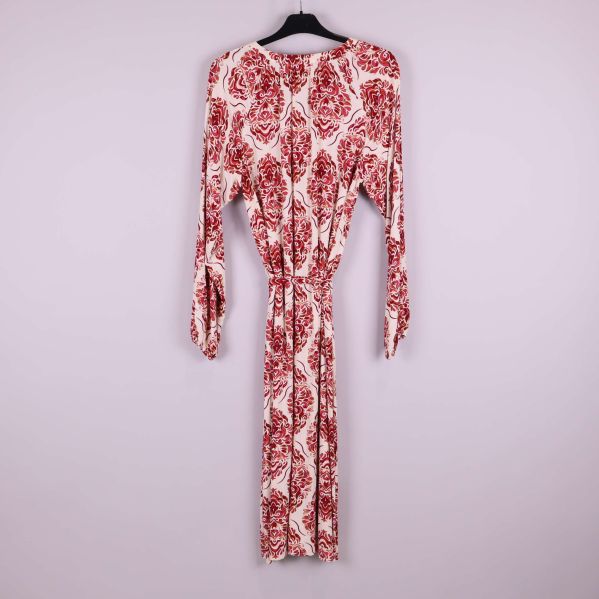 Baksidan av klänning med rött mönster