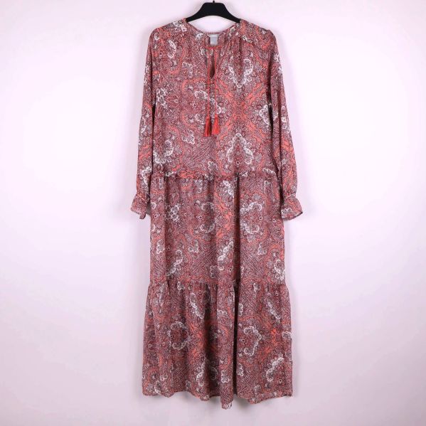 Framsida av lång paisleymönstrad klänning