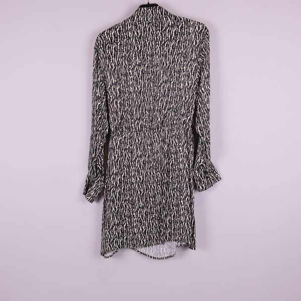 Baksidan av omlottklänning med grafiskt svartvitt mönster