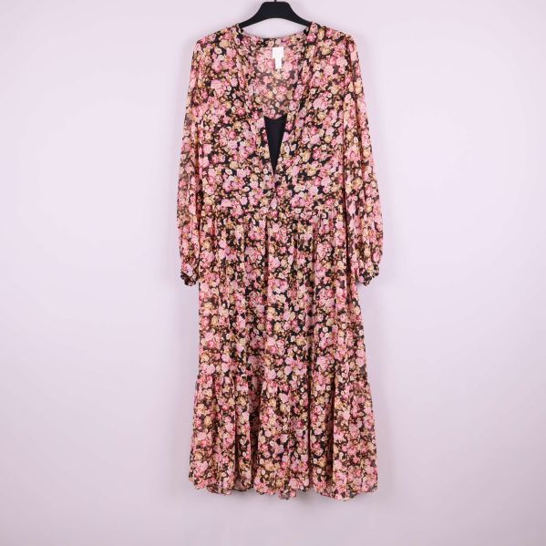 Hängande klänning i blommigt mönster framifrån