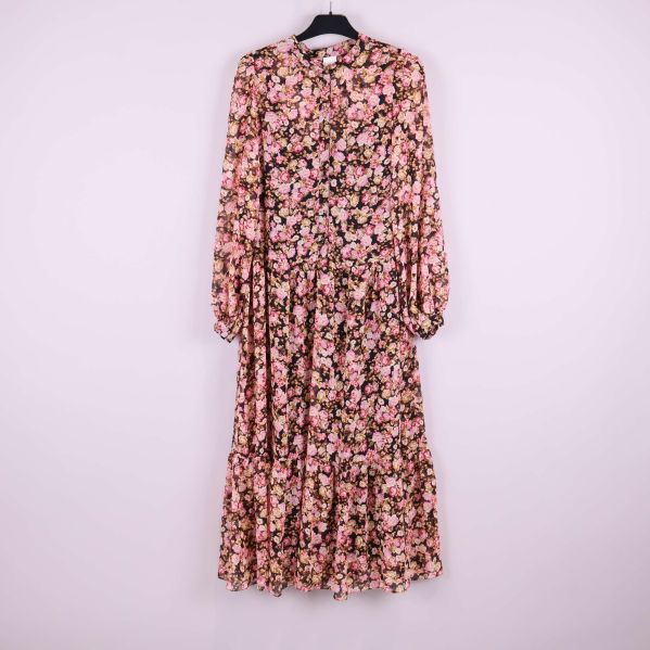 Hängande klänning i blommigt mönster framifrån