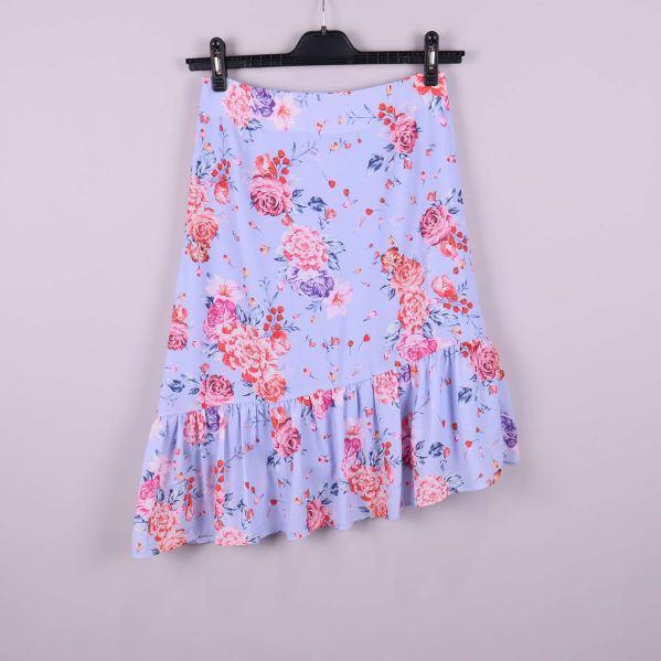 Blommig kjol visad från sidan med assymetrisk fåll