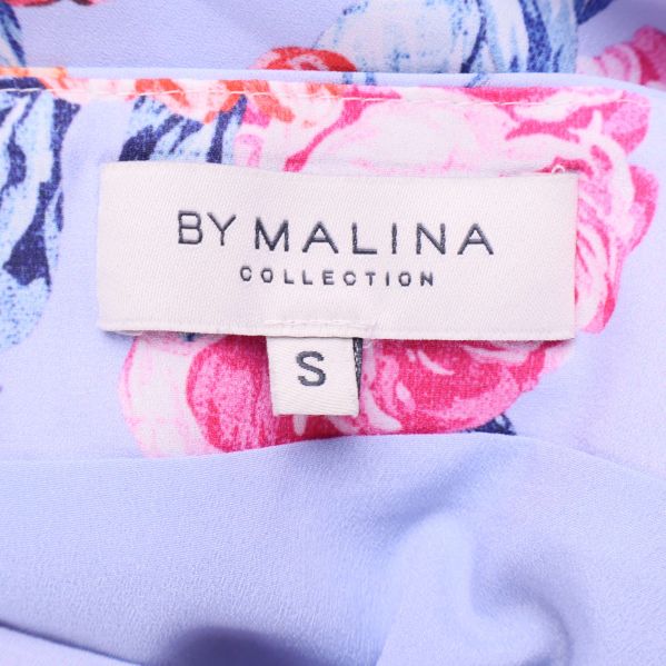 Närbild på varumärkesetikett By Malina Collection S