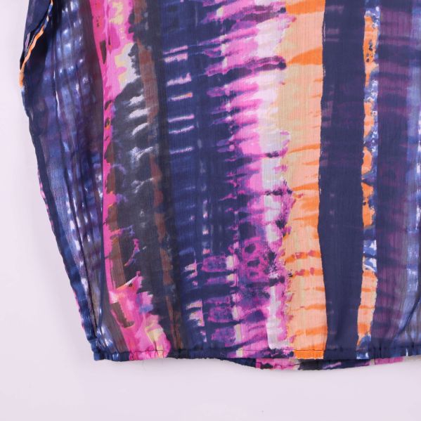 Närbild på toppens färgstarka batikmönster nedtill