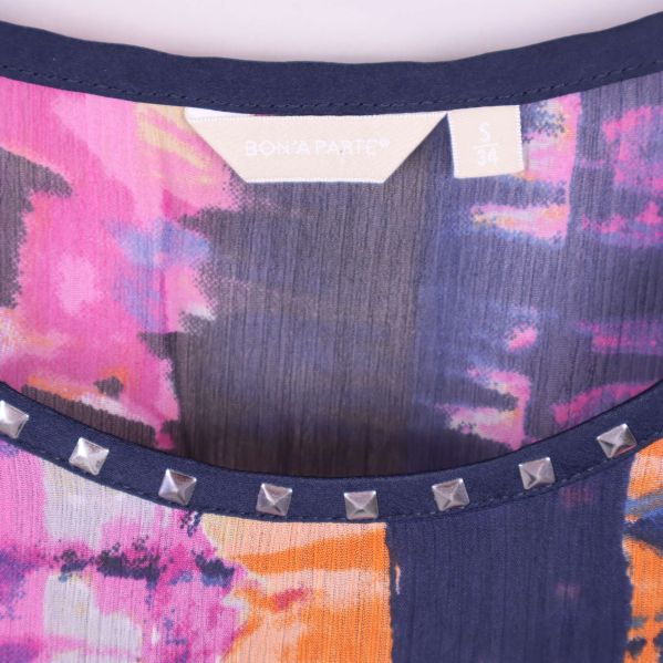 Närbild på halsringning med nitar och BON'A PARTE etikett