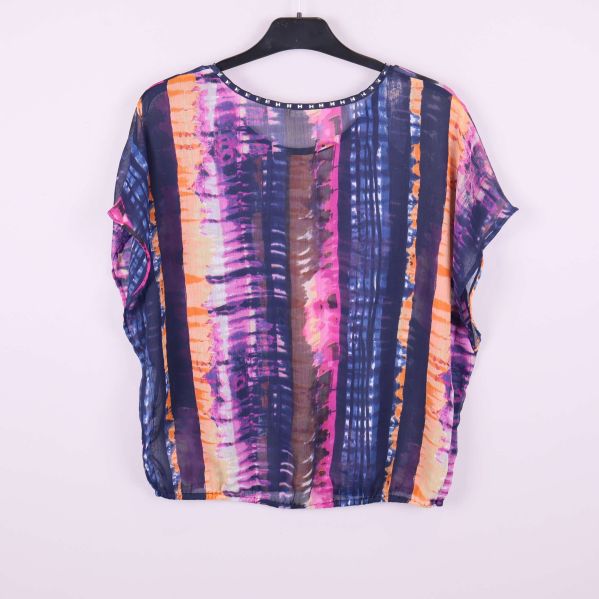 Baksida av topp med samma färgstarka batikmönster som fram
