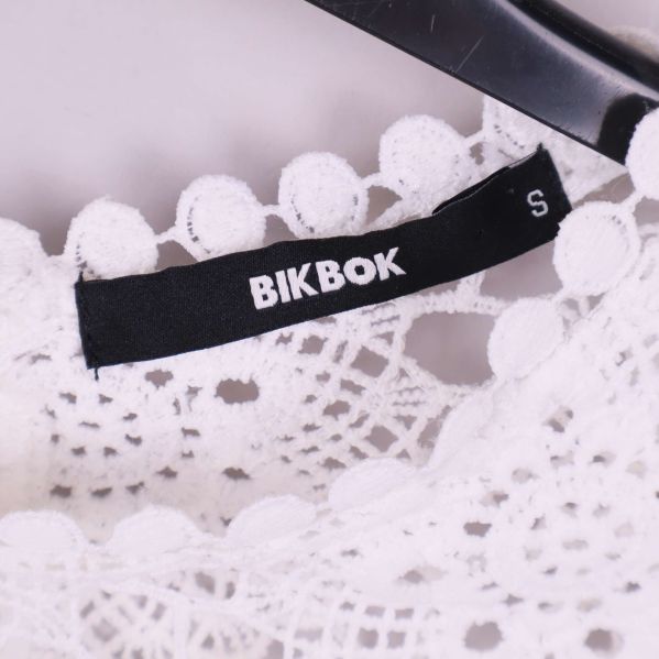 Närbild på framdelen av vit spetsblus med detaljrik spets