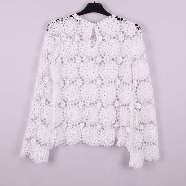 Närbild på etikett med Bik Bok-logo och storlek S