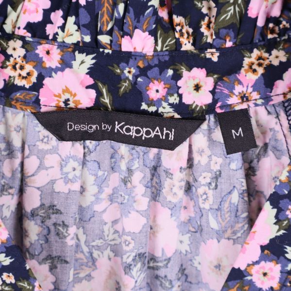 Närbild på halslinning och etikett med texten Design by KappAhl