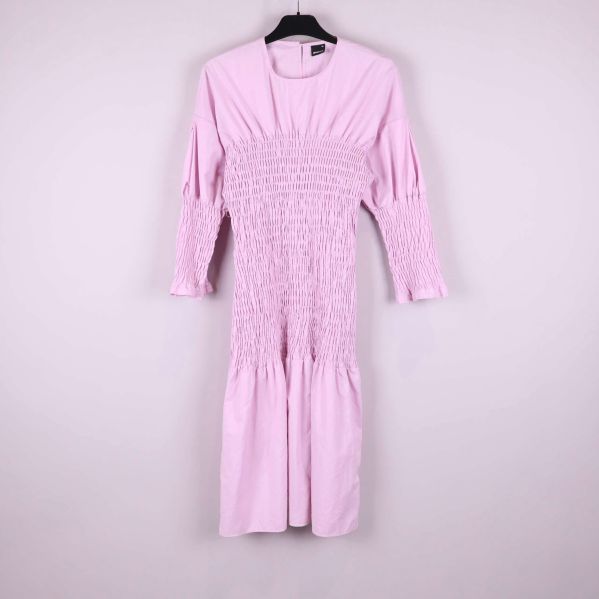 Ljusrosa klänning med smock framifrån på galge