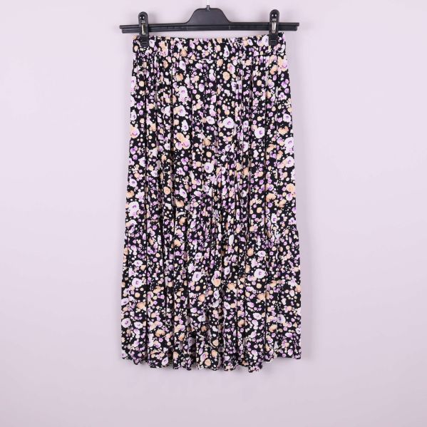 Helbild av svart blommig plisserad midikjol