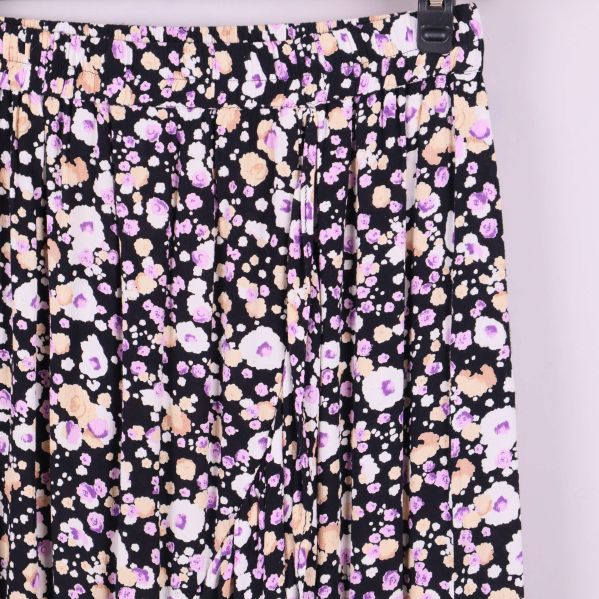 Närbild av resårlinning och mönster på kjolen