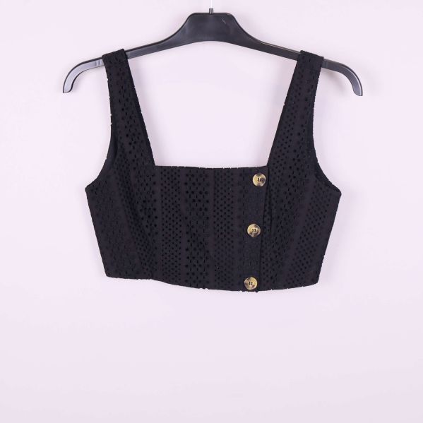 Framsidan av svart broderad topp på galge