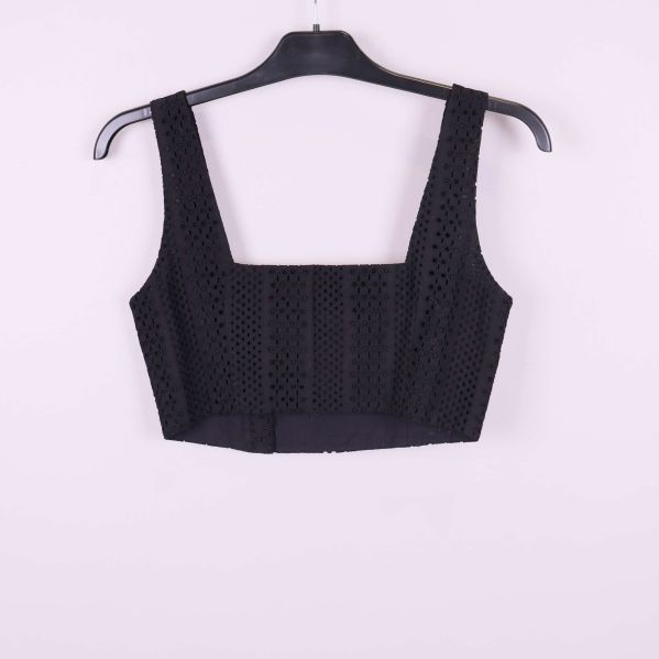 Baksidan av svart broderad topp på galge