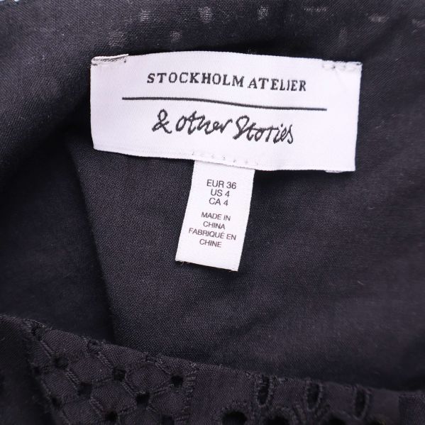 Närbild på varumärkesetiketten Stockholm Atelier & Other Stories