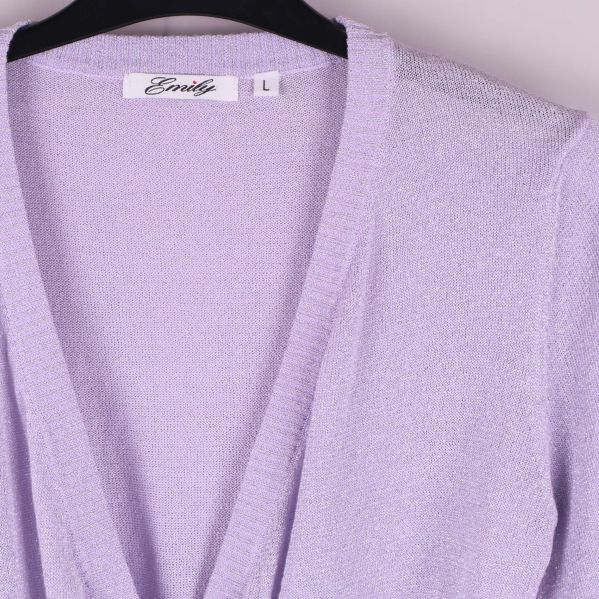 Närbild på omlottoppens V-ringning och axlar