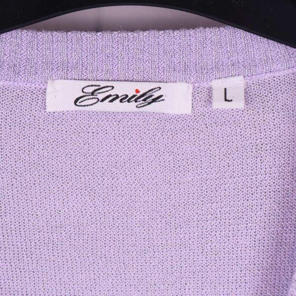 Närbild på etiketten med varumärket Emily