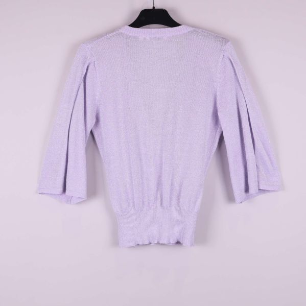 Baksida av ljuslila omlottopp med veckade ärmar